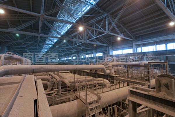 現代工業內部發現的設備、電纜和管道